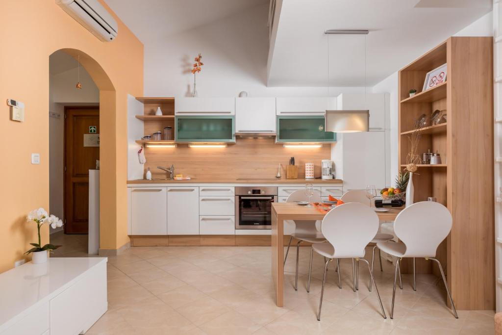 Kuchyňa alebo kuchynka v ubytovaní Rona Apartment JM 38