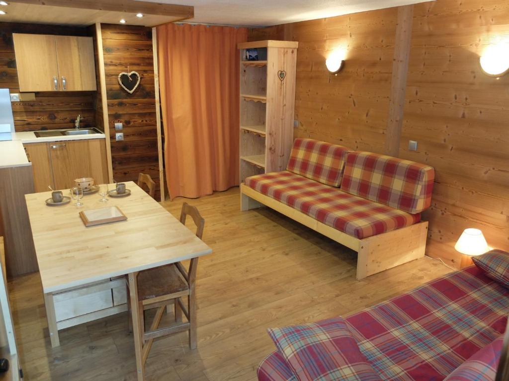 un salon avec un canapé et une table dans l'établissement Studio rénové proche pistes, balcon, animaux acceptés - FR-1-502-478, à Tignes