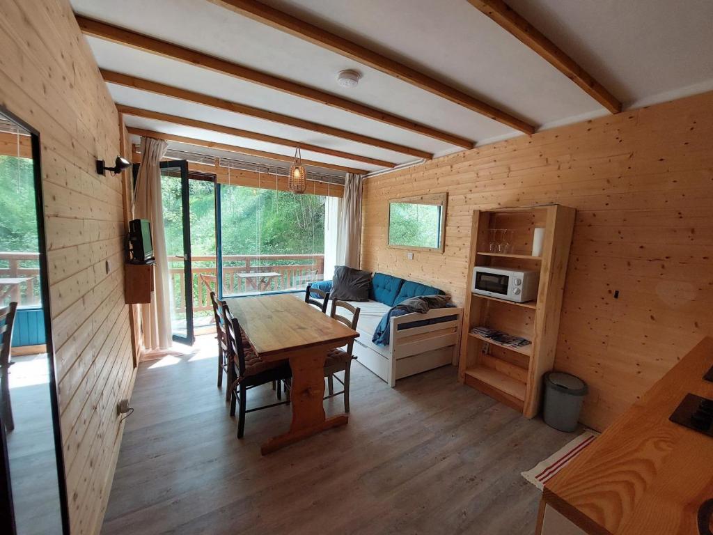 - une chambre avec une table et un canapé dans l'établissement Studio cosy 4 pers proche pistes, balcon, casier à ski - FR-1-516-204, à Les Deux Alpes