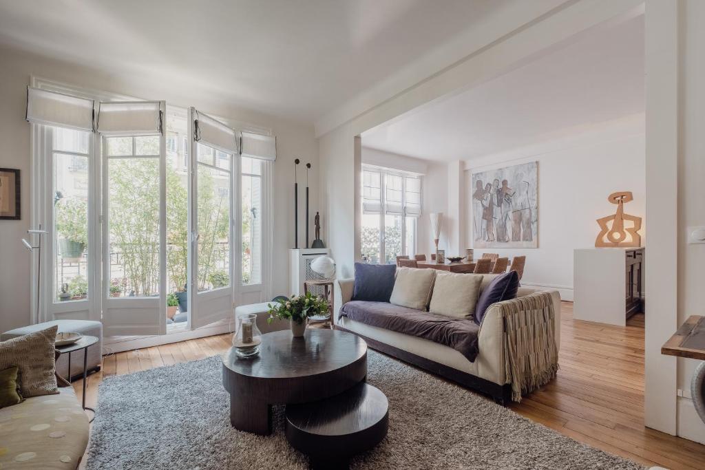 un salon avec un canapé et une table dans l'établissement Veeve - La Vie Est Belle, à Paris