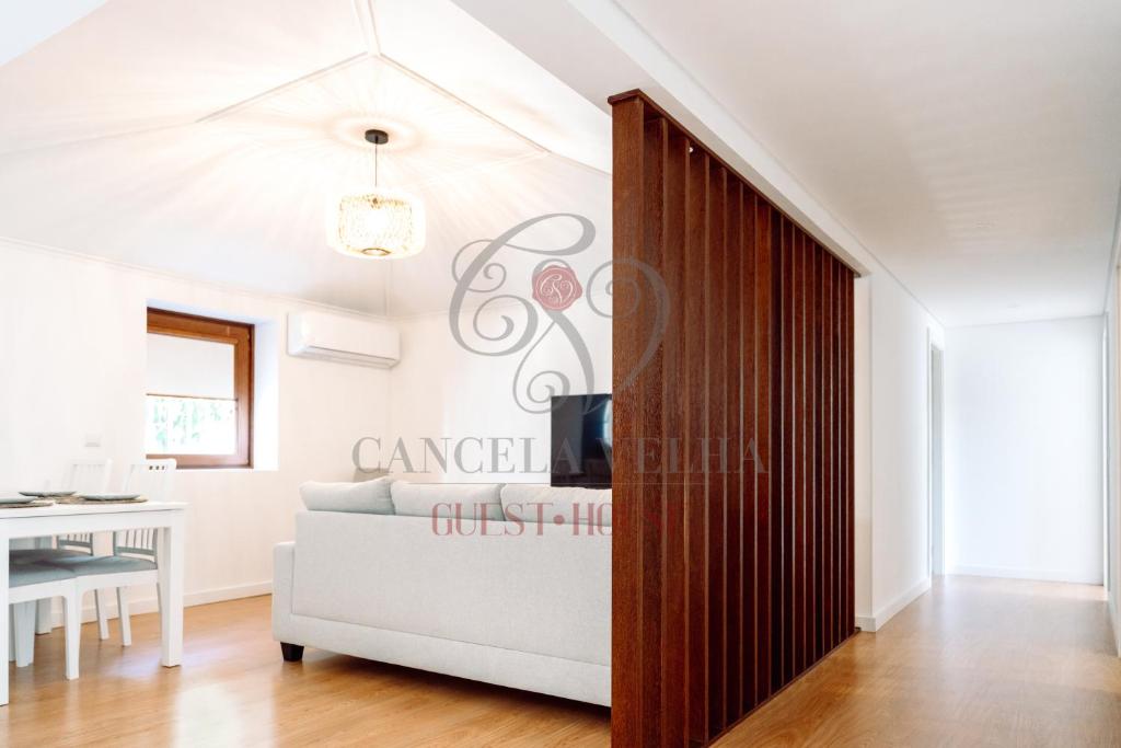 sala de estar con sofá y puerta corredera en Cancela Velha Guest•House en Marco de Canavezes