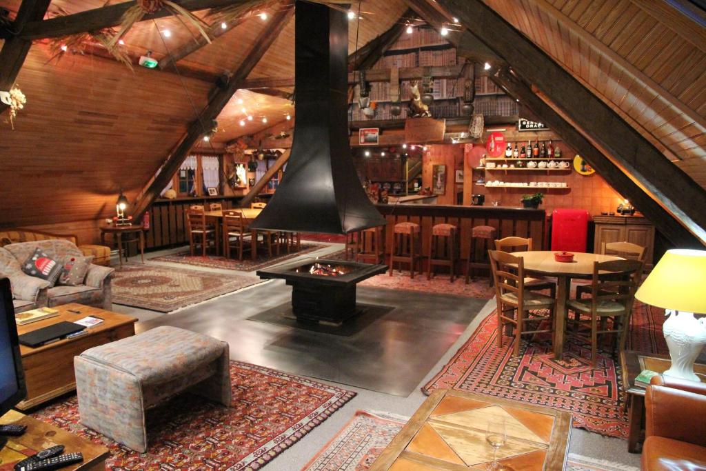 une grande chambre avec une cheminée dans un restaurant dans l'établissement Guest House Chalet Saint Roch, à Albiez-Montrond