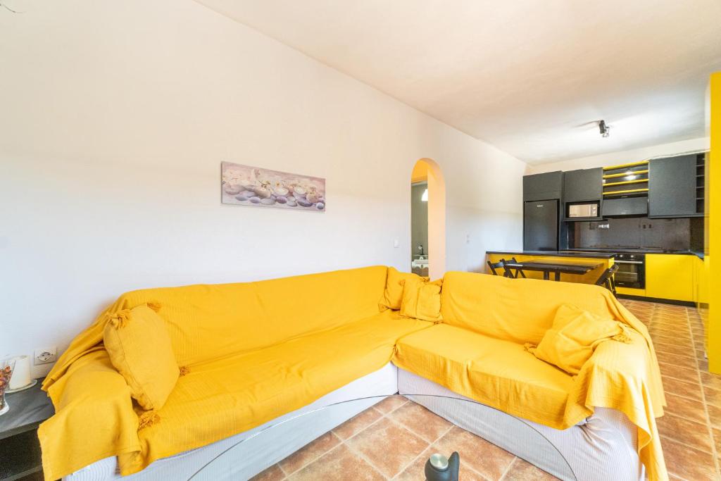 un sofá amarillo en una habitación con cocina en Agia Sana house Gardenos, en Vitalades