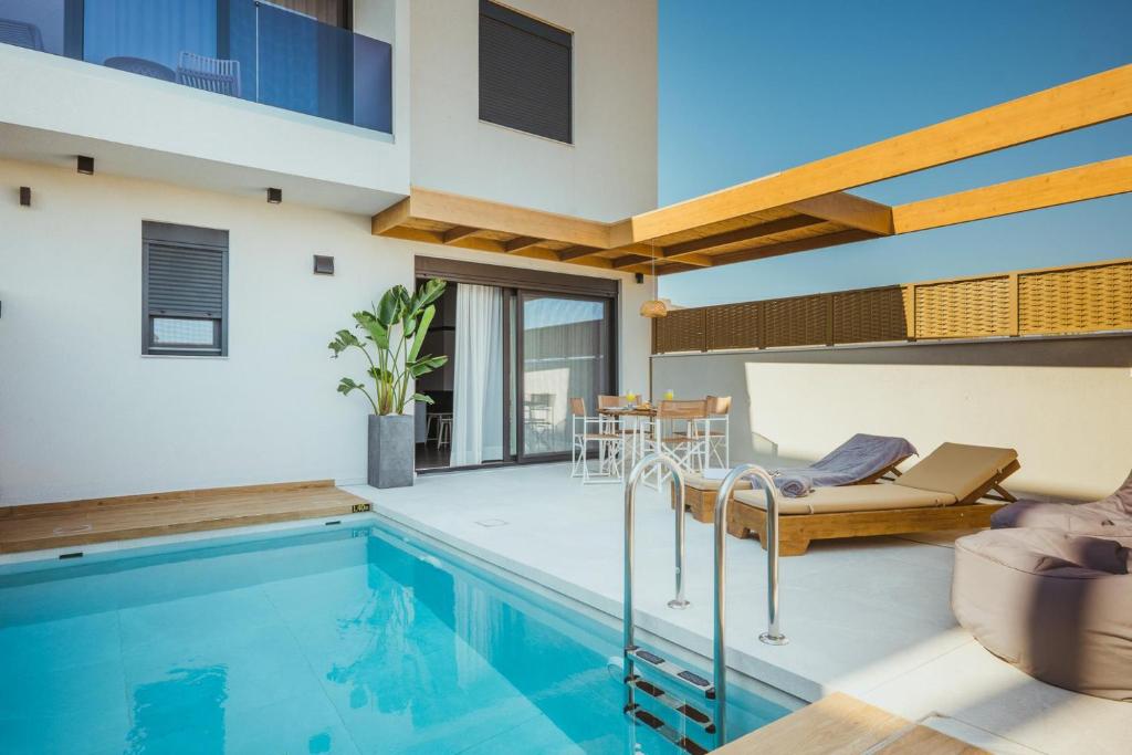 dom z basenem i patio w obiekcie Anemmaro Villa 3 in Crete w mieście Gournes