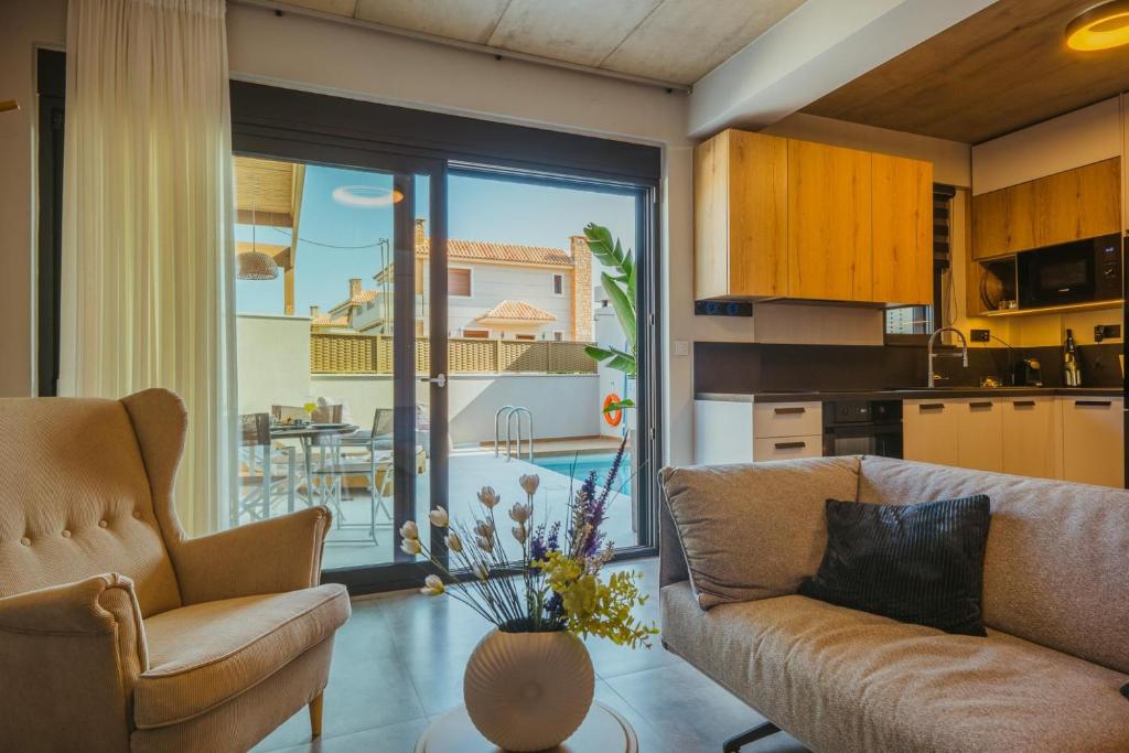 salon z kanapą i stołem z kwiatami w obiekcie Anemmaro Villa 3 in Crete w mieście Gournes