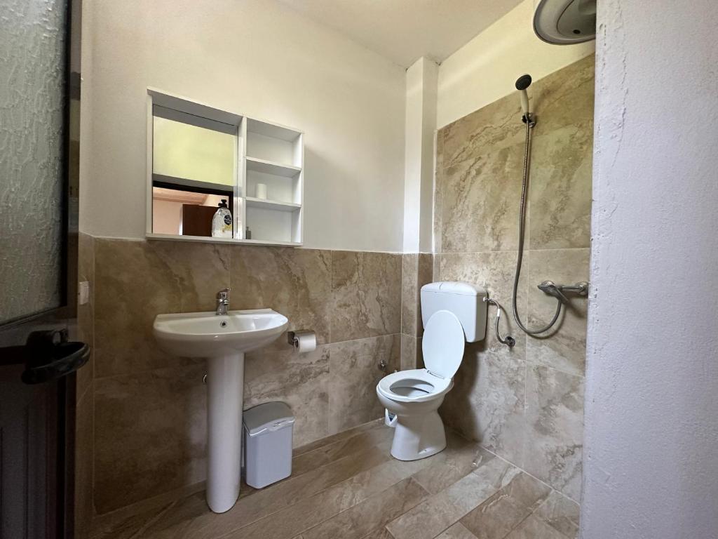 un bagno con un water e un lavandino di Guesthouse Freskia a Theth