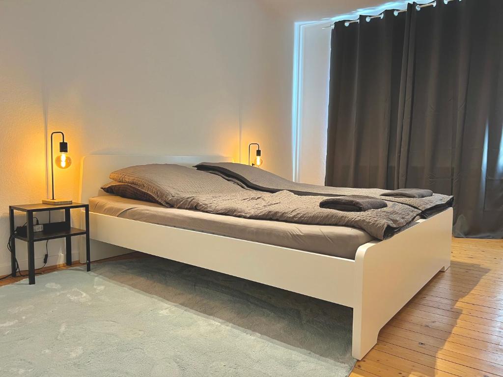 Cama blanca en habitación con ventana en Doppelbett Unterkunft Vahrenwald-List en Hannover