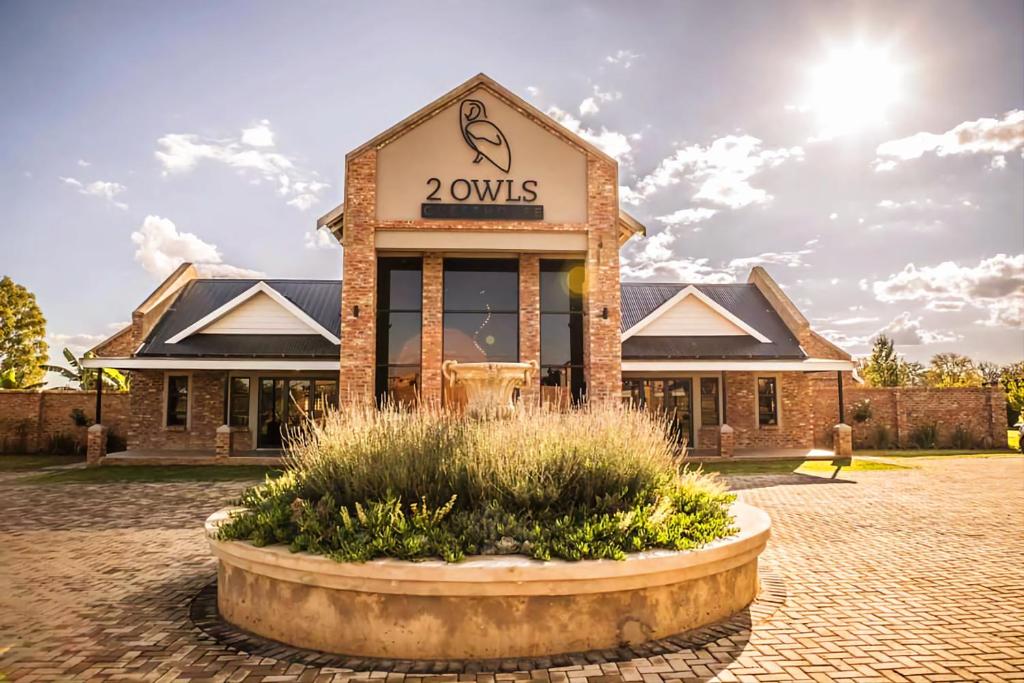 a building with a sign that reads owls at 2 Owls Guesthouse in Potchefstroom