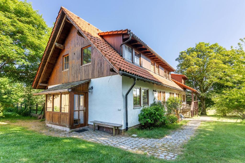 een huis met een houten dak en een tuin bij Landhaus Graf in Kniebis