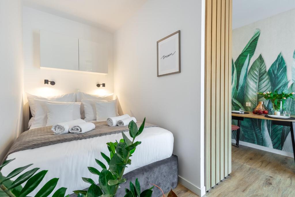 1 dormitorio con 1 cama y 2 toallas en Apartamenty Jaworska 4 Wrocław - MAMY WOLNE POKOJE ! en Wroclaw