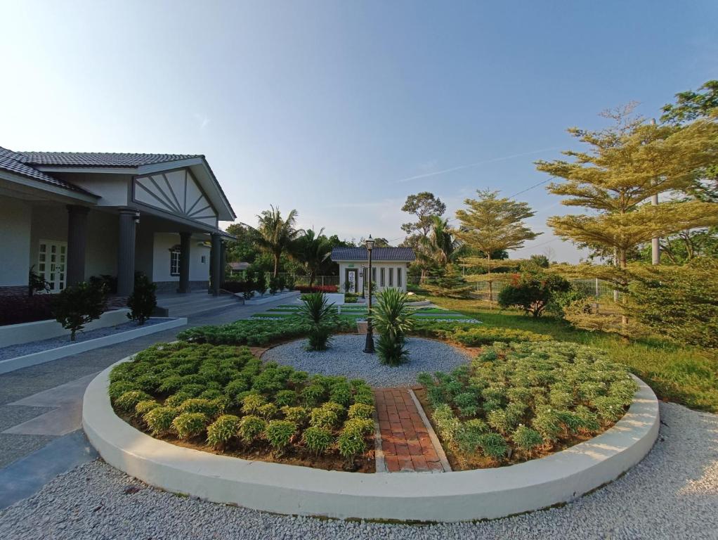 Zahrada ubytování Villa Dracaena Melaka - Private Pool, Hill View, 20 minutes to Town