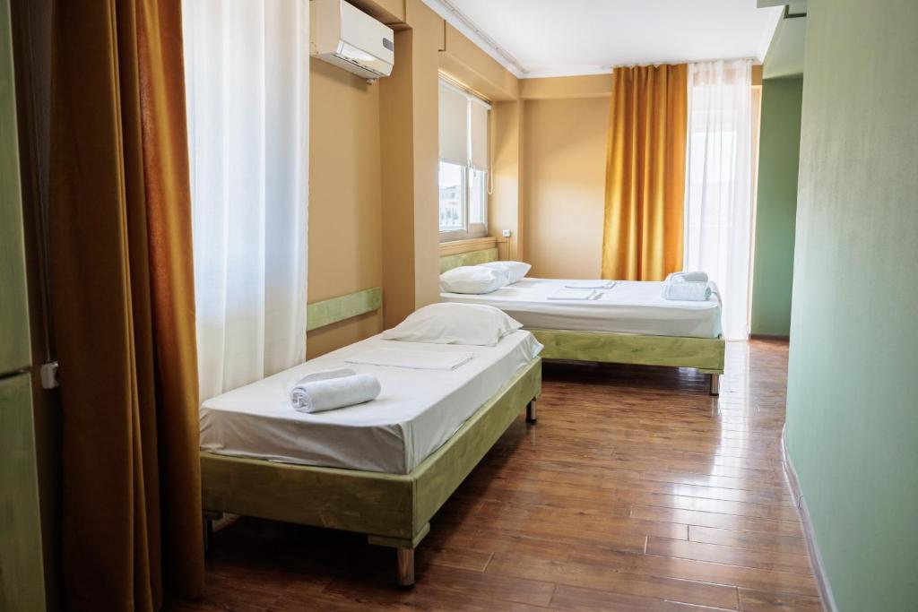 Postel nebo postele na pokoji v ubytování Hotel Tbilisi Central by Mgzavrebi