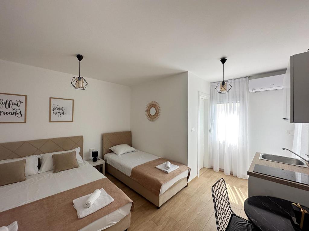 Postel nebo postele na pokoji v ubytování Danin apartmani