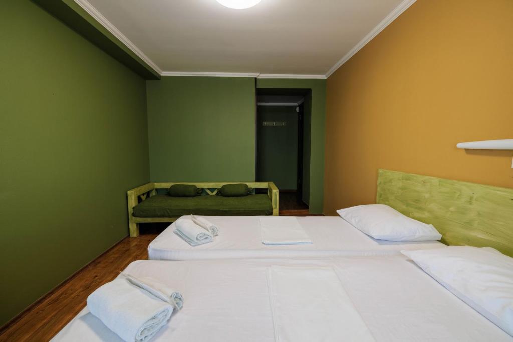 Postel nebo postele na pokoji v ubytování Hotel Tbilisi Central by Mgzavrebi