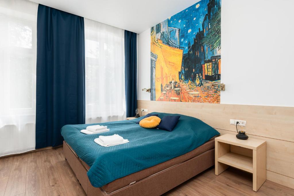 1 dormitorio con 1 cama con toallas en Matejki-Kawowy en Poznan