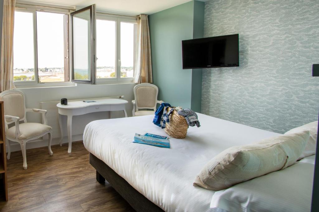 Postel nebo postele na pokoji v ubytování Hôtel Spa De La Citadelle Lorient