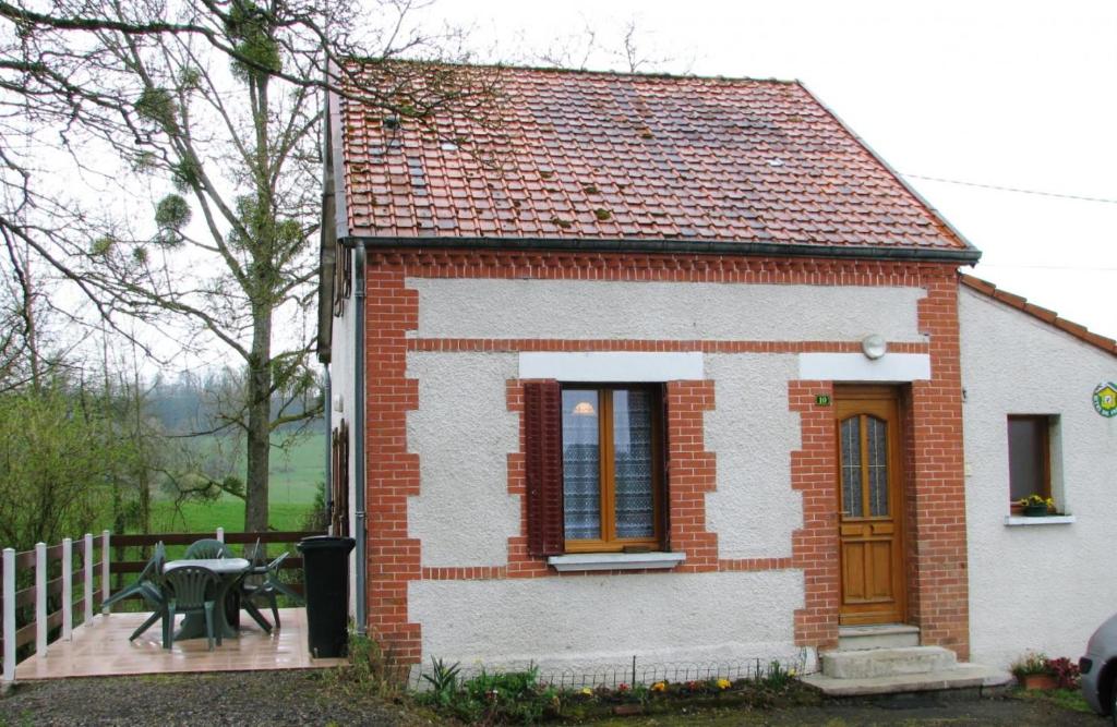 une petite maison en briques avec une table et une clôture dans l'établissement Casa bianca, 