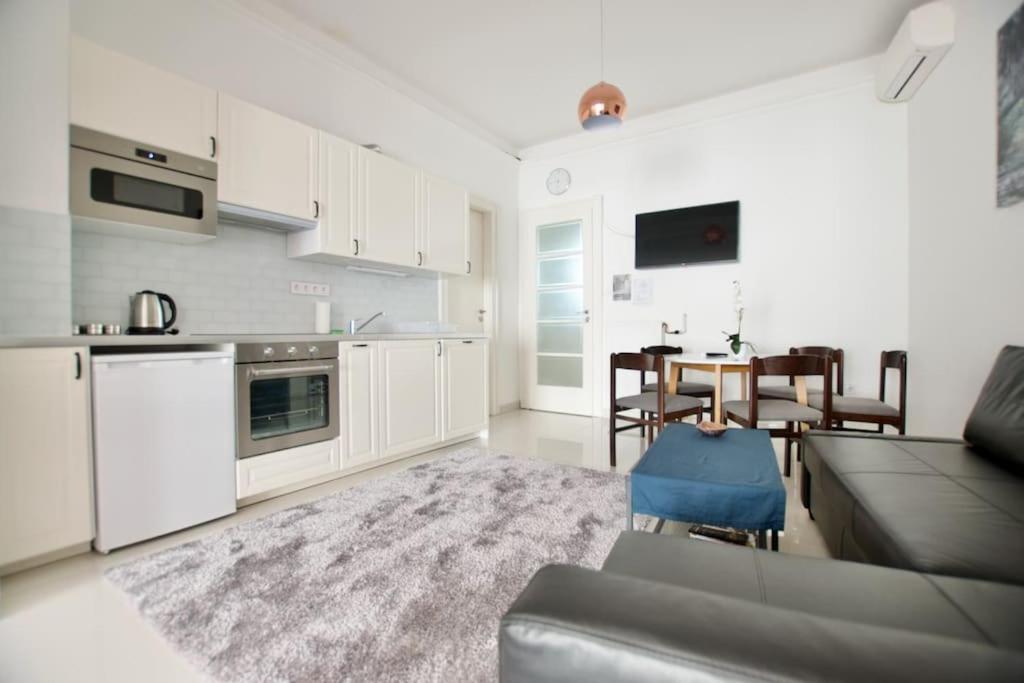 Standard Apartment by Hi5- Bajcsy Apartment 1054 Budapest, 40 Bajcsy-Zsilinszky út kép - 1