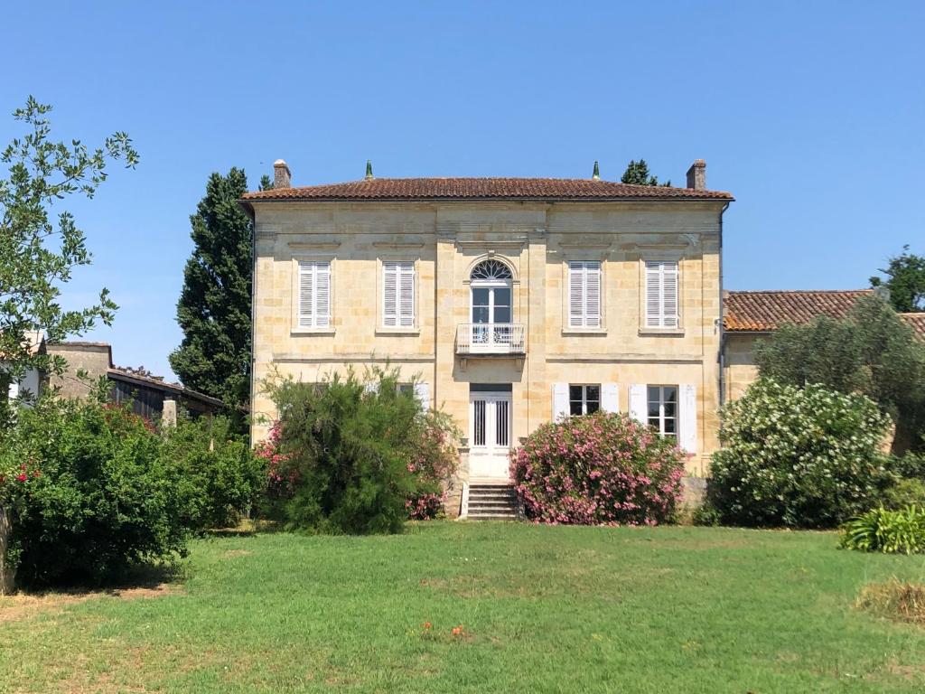 an old stone house with a large yard at Clos de Bertinat in Saint-Sulpice-de-Faleyrens