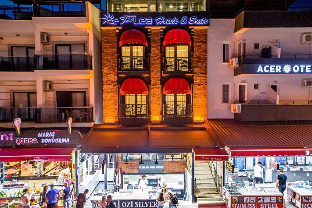 uma vista de cima de um edifício com pessoas a andar em torno dele em THE LEA HOTELS & SUITE em Didim