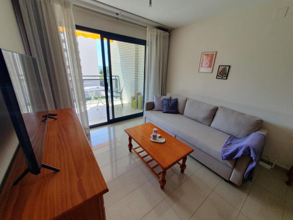 un soggiorno con divano e tavolo di Apartamento Cala y Mar ad Alicante