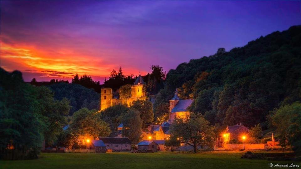 um castelo sentado no topo de uma colina à noite em La jonquiere 