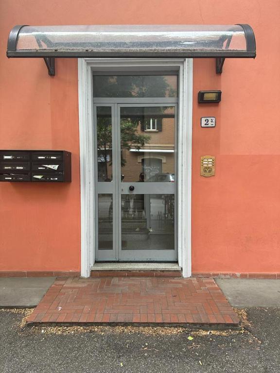 una entrada a un edificio con una puerta de vidrio en Casa di Giusi, en Bolonia