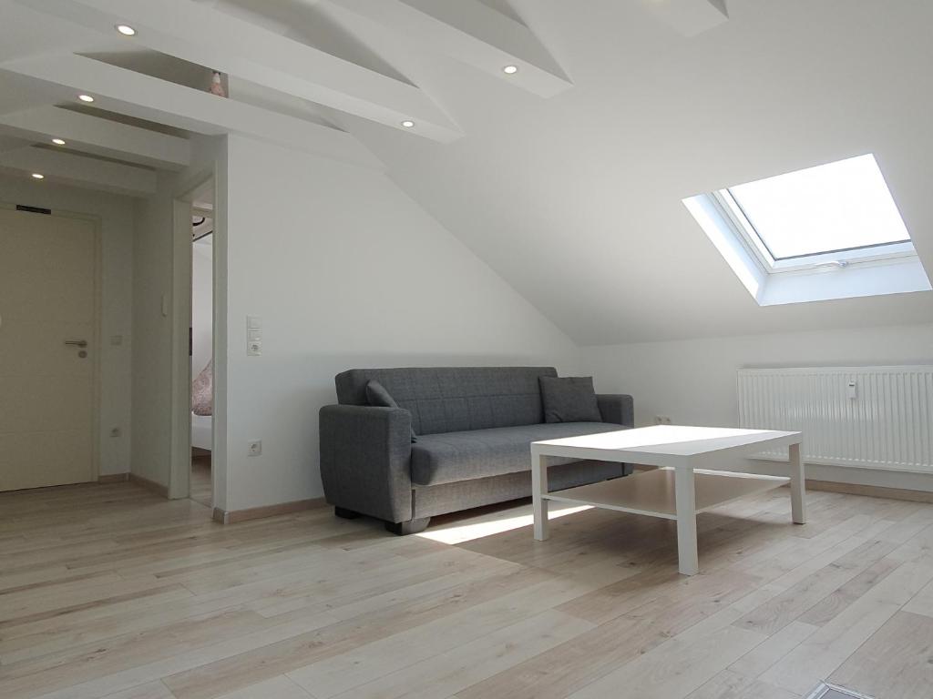 a living room with a couch and a table at ruhige und moderne 2-Zi. Wohnung in Külsheim