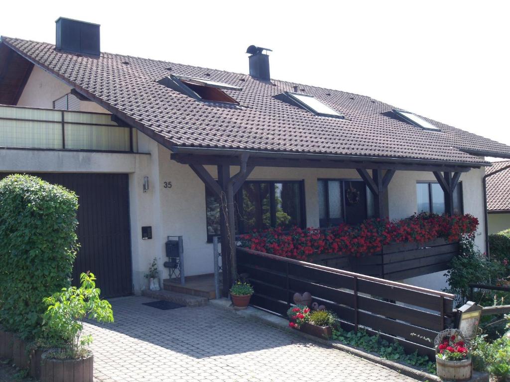 ein Haus mit einem Pavillon mit Blumen darauf in der Unterkunft Gästehaus Gaby in Bad Bellingen