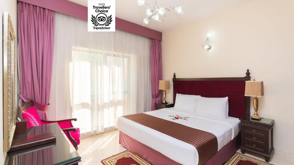 Un pat sau paturi într-o cameră la Auris Boutique Hotel Apartments - AlBarsha