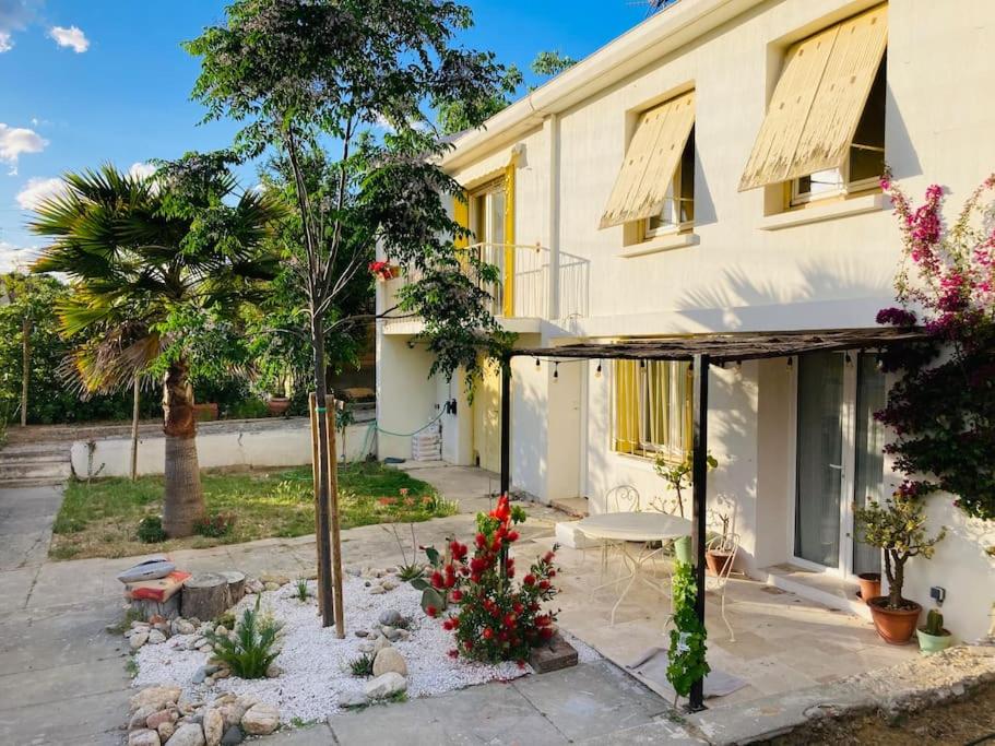 une maison avec une table et des fleurs devant elle dans l'établissement La Suite de la Maison Jaune, à Montpellier