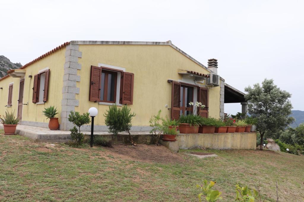 a yellow house with plants in front of it at Casa Sole in Rudalza