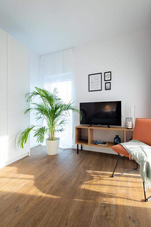 TV a/nebo společenská místnost v ubytování Apartamenty Jaworska 4 Wrocław
