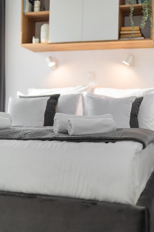 Postel nebo postele na pokoji v ubytování Apartamenty Jaworska 4 Wrocław