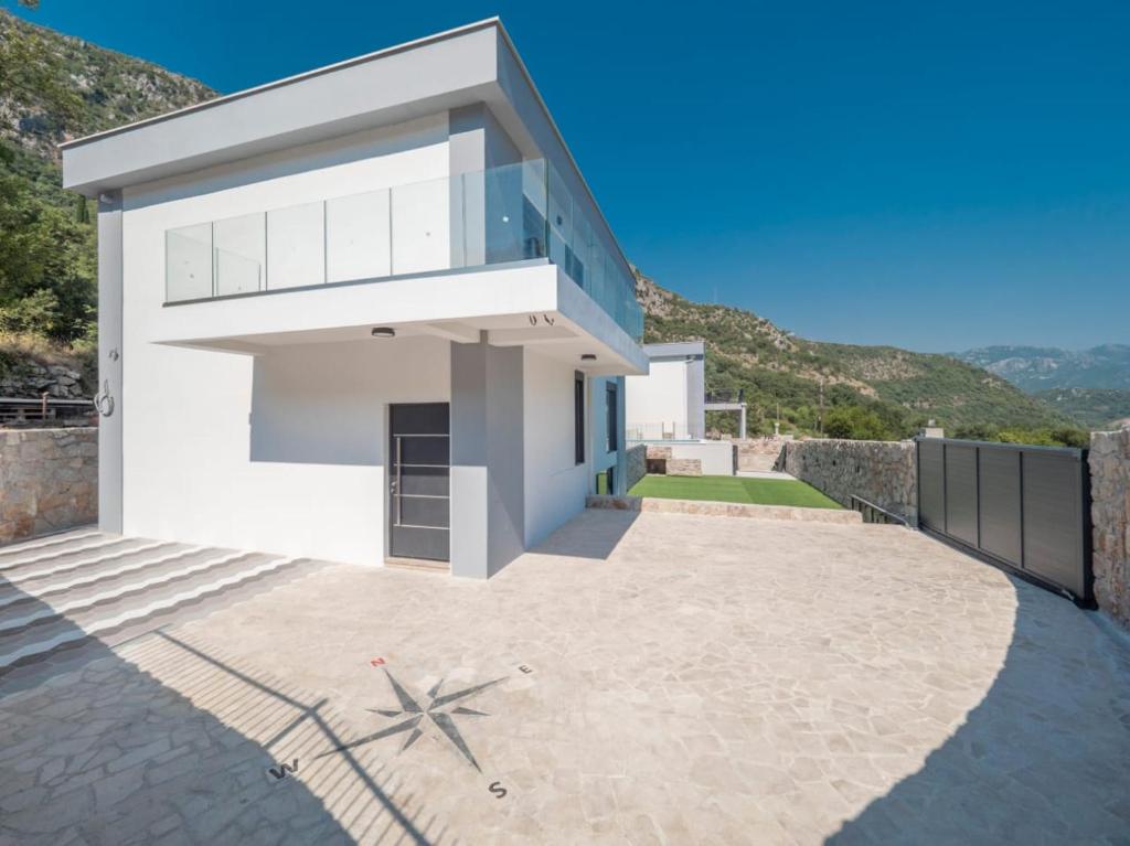Pogled na planinu ili pogled na planinu iz vile