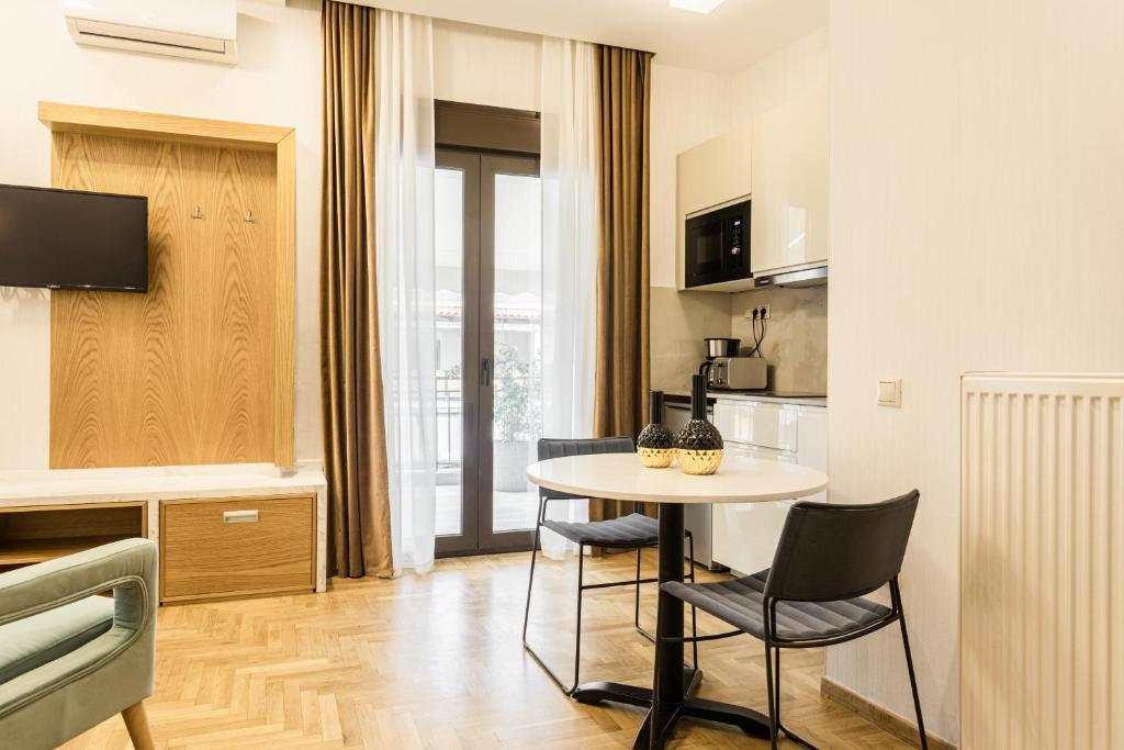 Televízia a/alebo spoločenská miestnosť v ubytovaní Nicholas Point Apartments and Rooms