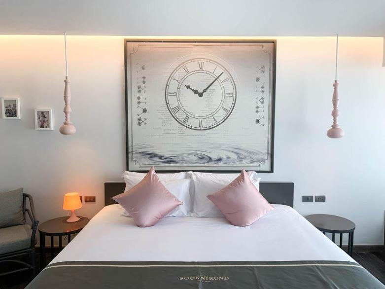 Postel nebo postele na pokoji v ubytování SOOKNIRUND HOTEL