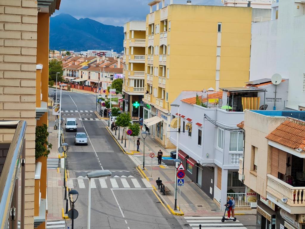 una vista aérea de una calle de la ciudad con edificios en Las Jarcias, en Moncófar
