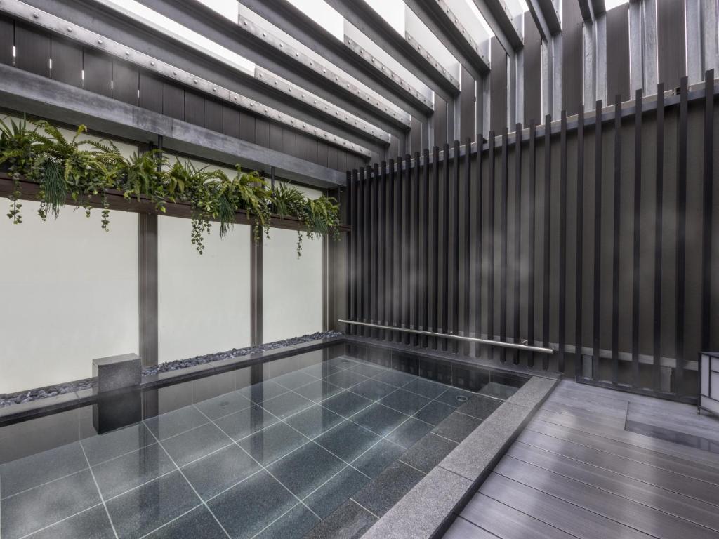 東京的住宿－宜必思尚品东京东银座酒店，建筑一侧的植物房间