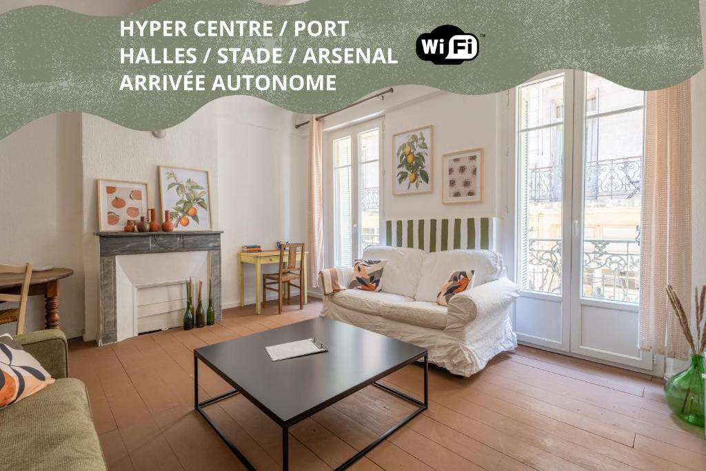 a living room with a couch and a coffee table at Appartement Il Sereno - voyage entre les Pouilles et la Sicile in Toulon