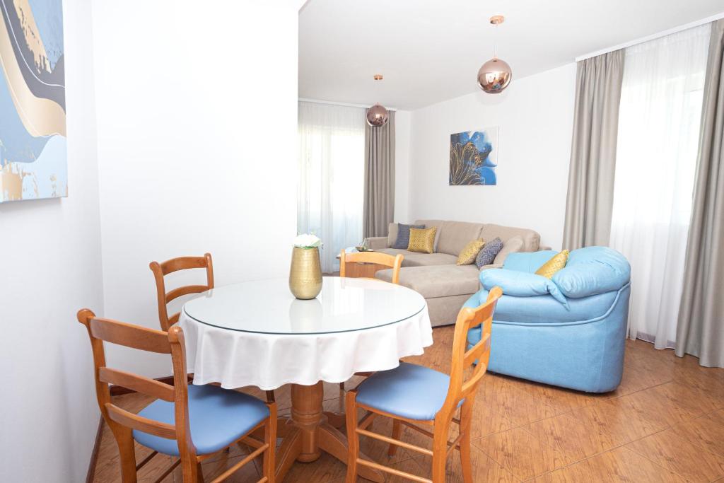 Гостиная зона в Apartments Adeona