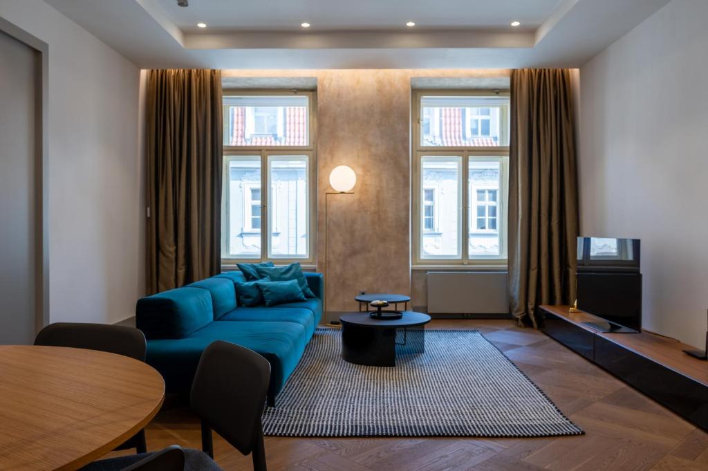 sala de estar con sofá azul y TV en Luxury Old Town Apt, parking, en Praga