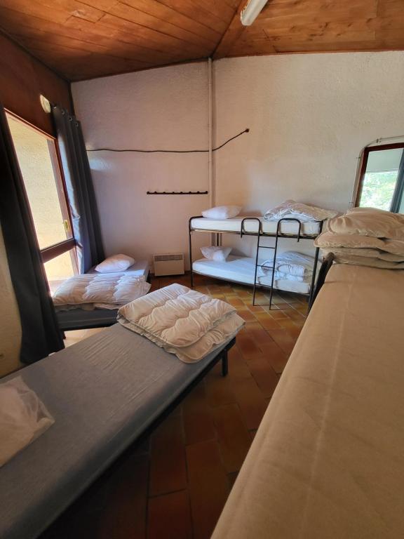 Łóżko lub łóżka w pokoju w obiekcie Camping le Cézanne Montagne Sainte-Victoire