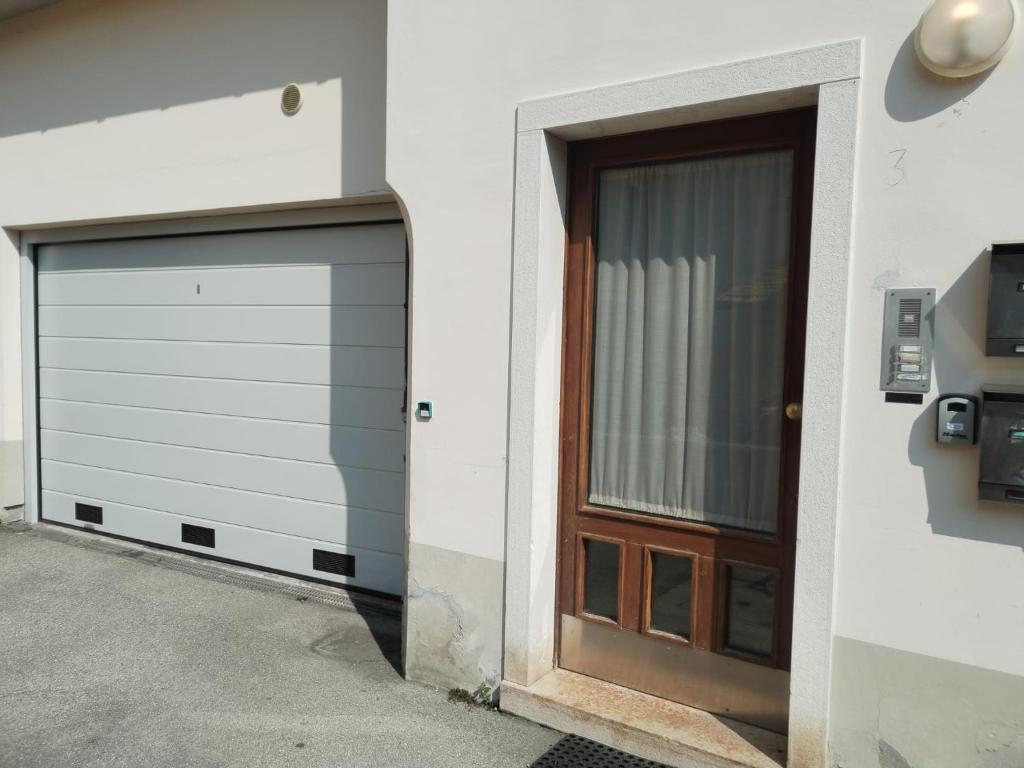 een garagedeur naast een gebouw bij IL VICOLO_Carinissimo appartamento in centro storico, zona giorno mansardata in Belluno