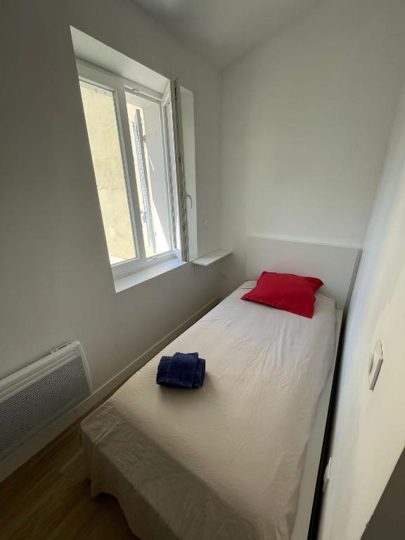 - une petite chambre avec un lit et une fenêtre dans l'établissement joli appartement plein sud 15mn des plages et wifi gratuit, à Marseille