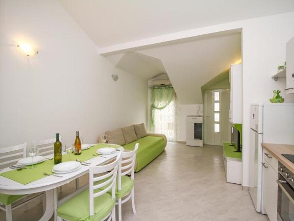 Apartment in Brodarica with sea view, balcony, air conditioning, WiFi 5183-2