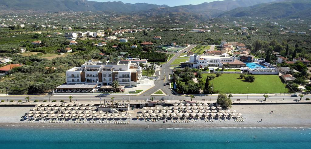 uma vista aérea de um resort junto à água em Elite City Resort em Kalamata