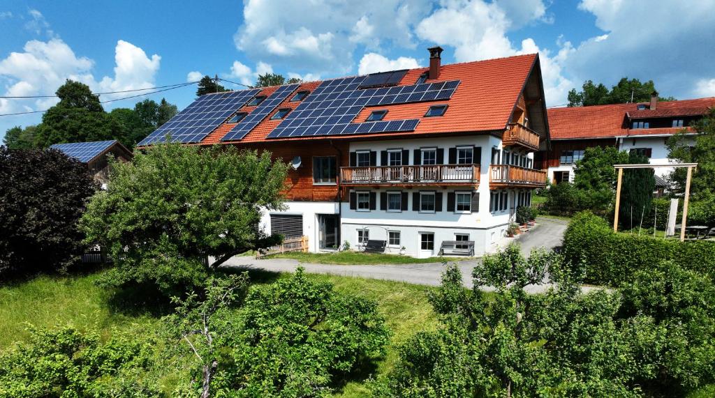 奧伊米特爾貝格的住宿－Alpenloft Mereine，屋顶上设有太阳能电池板的房子