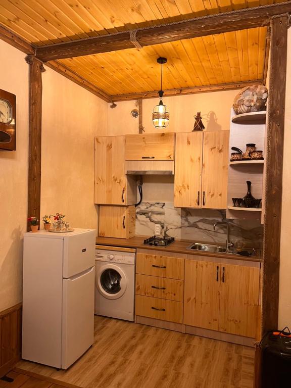 Kuchyň nebo kuchyňský kout v ubytování HIN TUN NAR-DOS Street