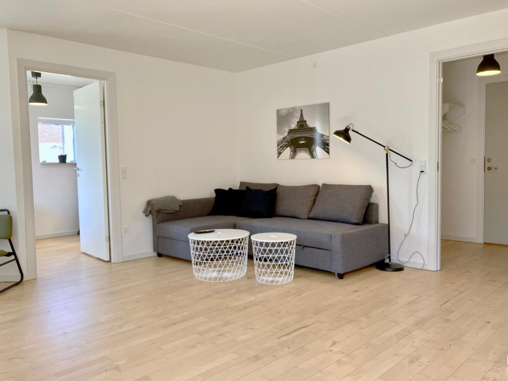 sala de estar con sofá y 2 mesas en Newly Renovated Two Bedroom Apartment In City Center Of Herning, en Herning